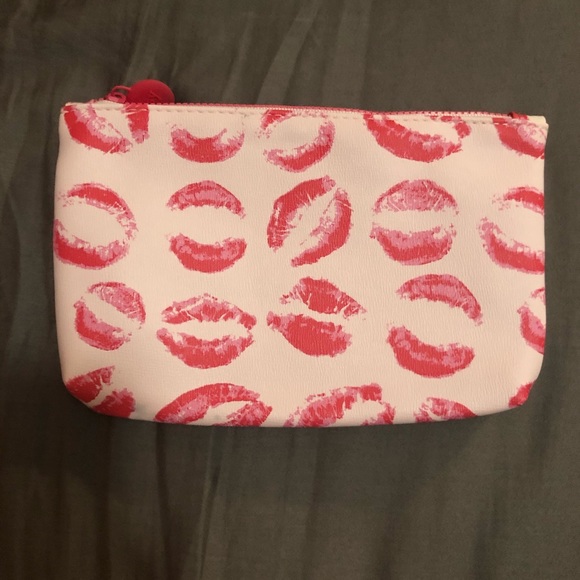 BUY2GET1FREE “Kiss” Makeup Bag - Picture 1 of 2